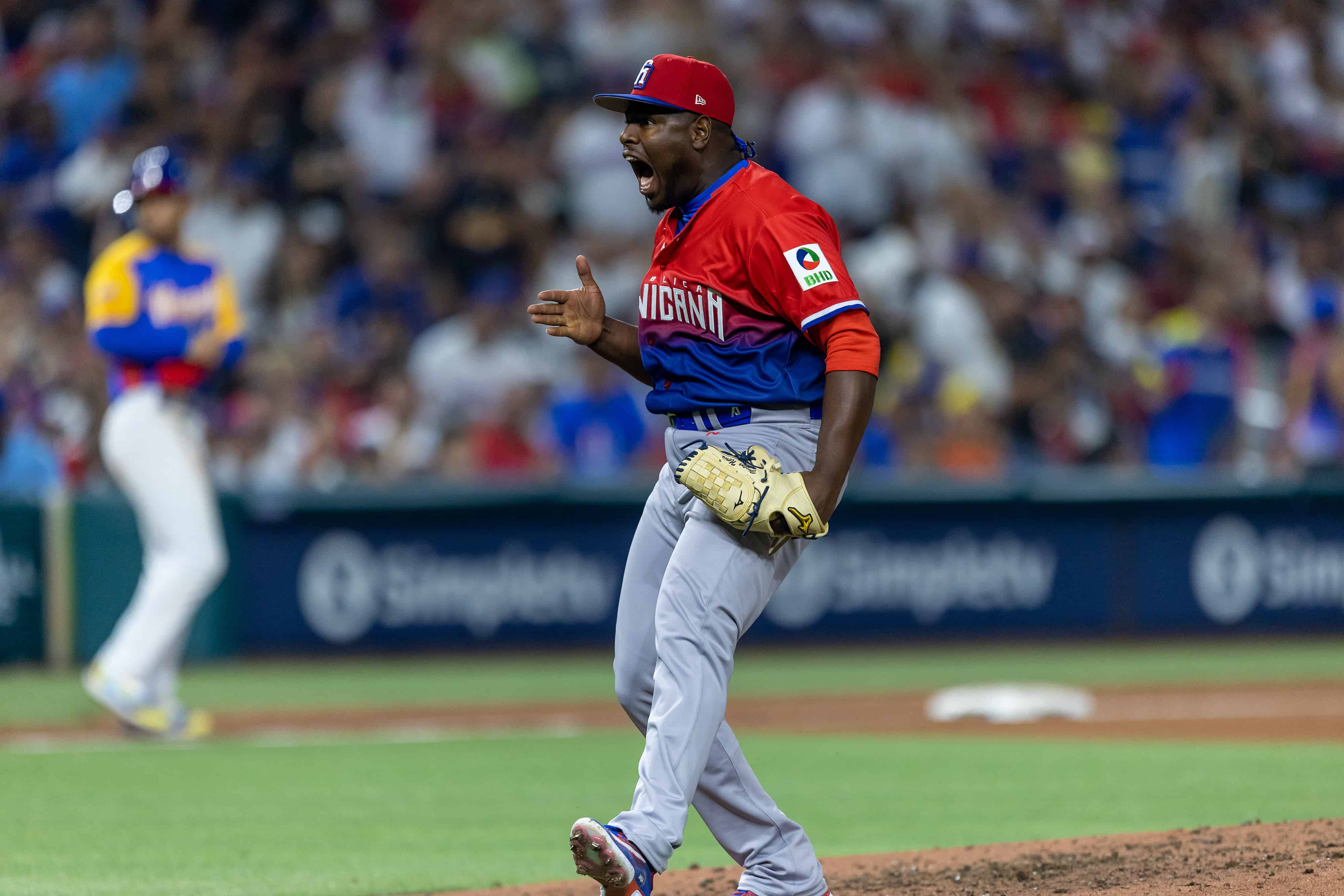 Héctor Neris celebró un gran ponche que mantuvo el partido cerrado tras la salida de Sandy Alcántara.