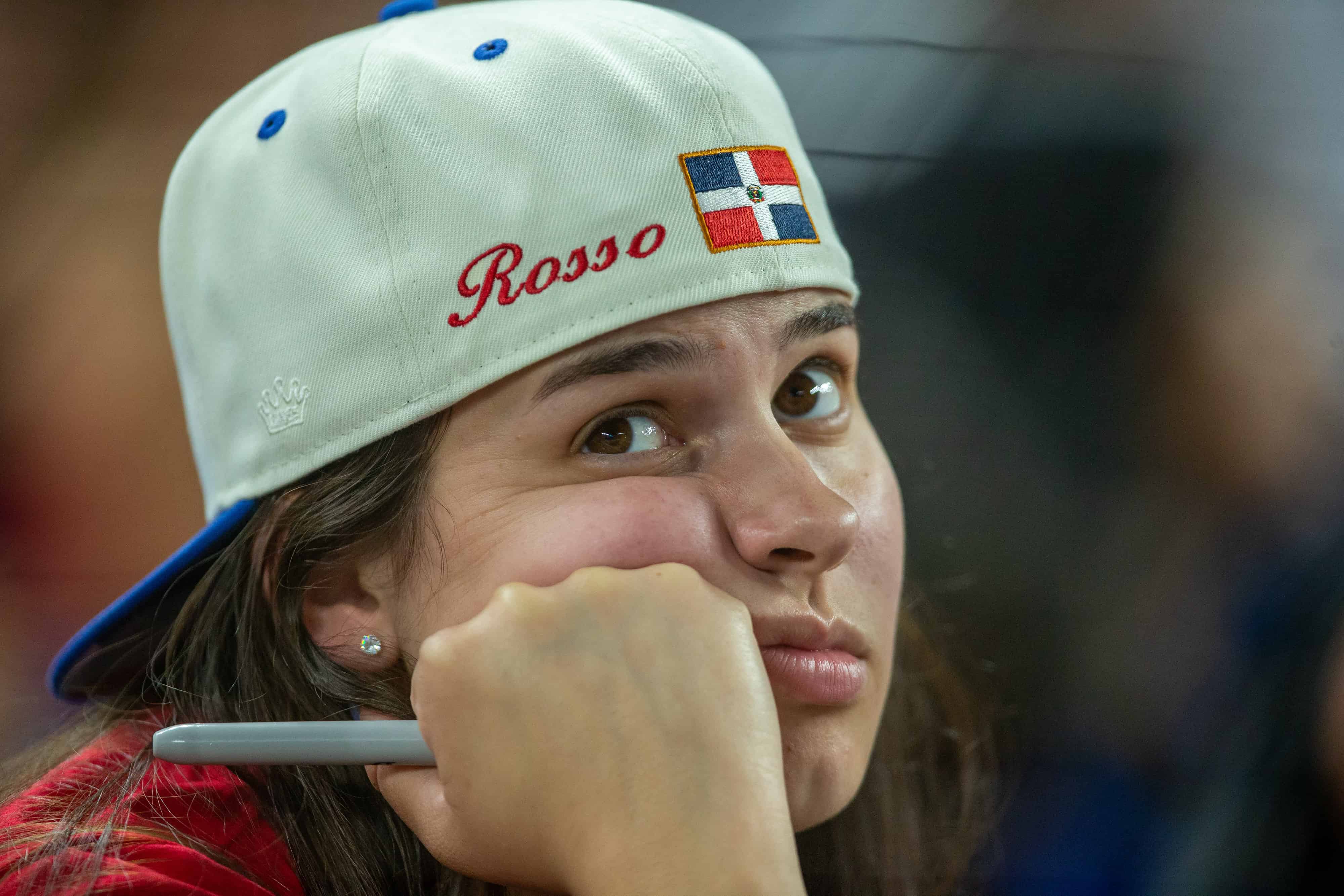 Frustración. Una fanática dominicana mira cómo el equipo no pudo remontar el marcador que favoreció a Venezuela 5 carreras por 1.