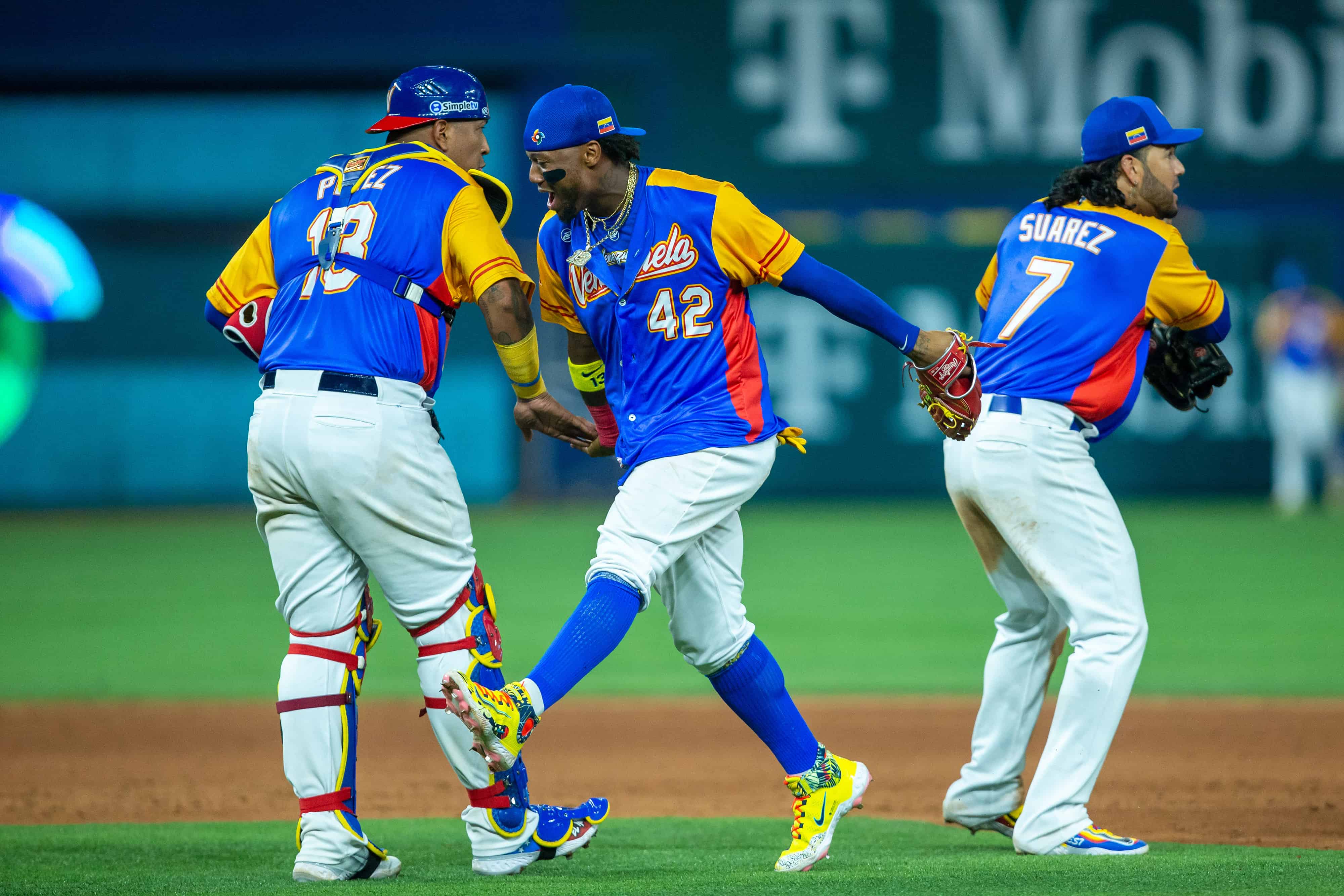 Salvador Pérez y Ronald Acuña Jr celebran en el centro del terreno la victoria venezolana.