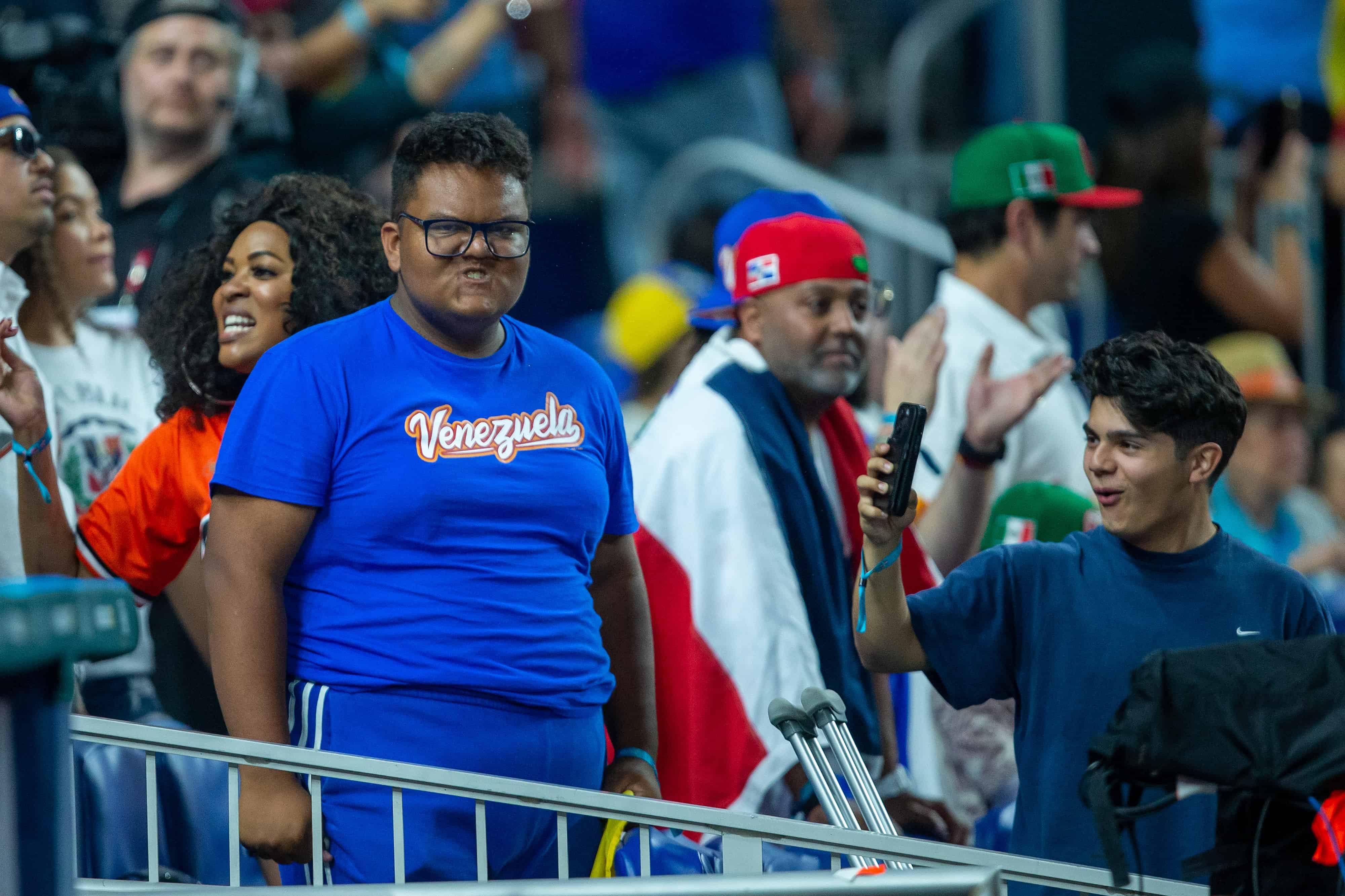 Un joven venezolano festeja el triunfo de su selección en el Loan Depot Park de Miami.