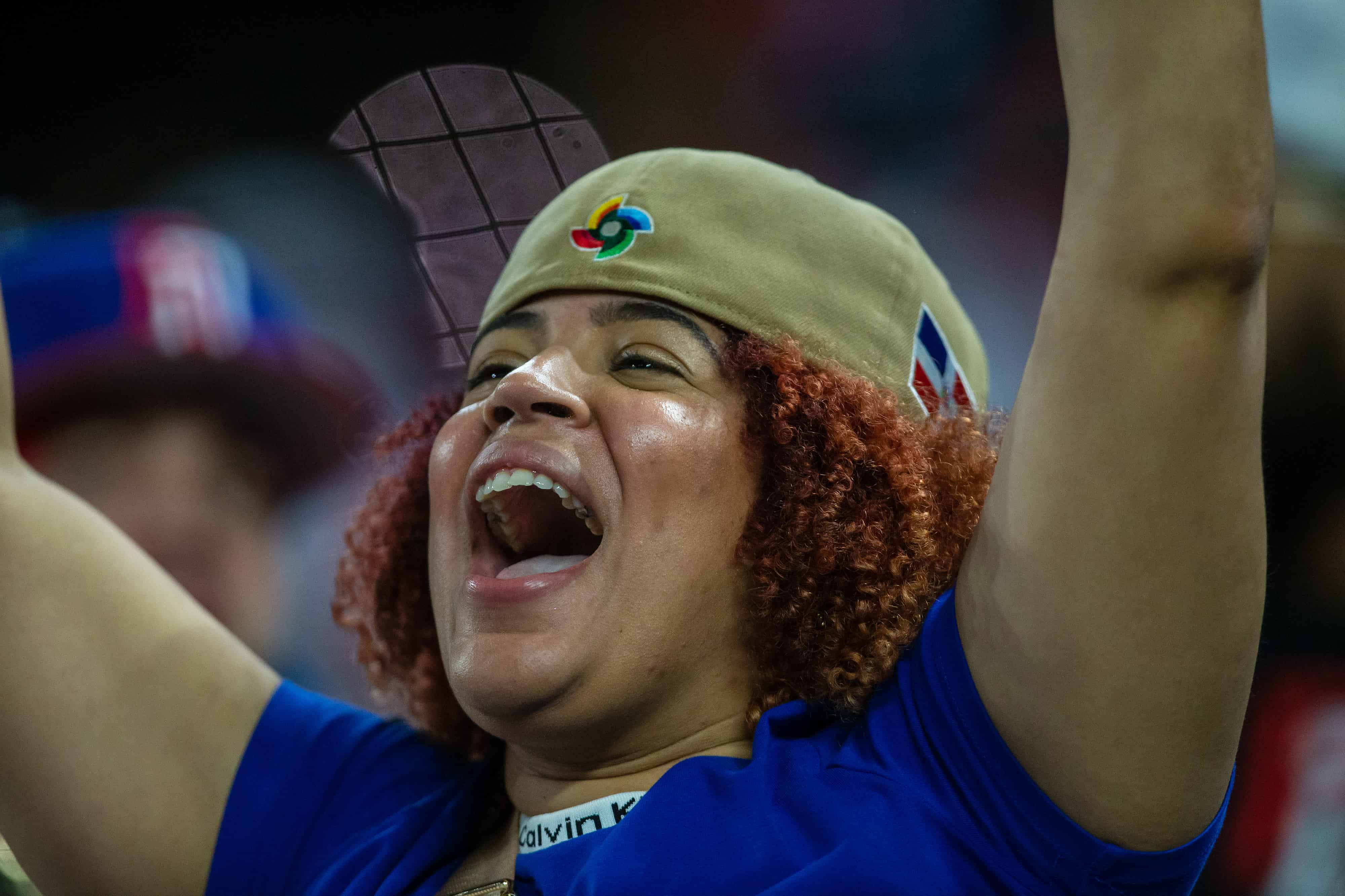 ¡A todo pulmón! Así celebraban los fanáticos dominicanos en las tribunas del Loan Depot Park de Miami.