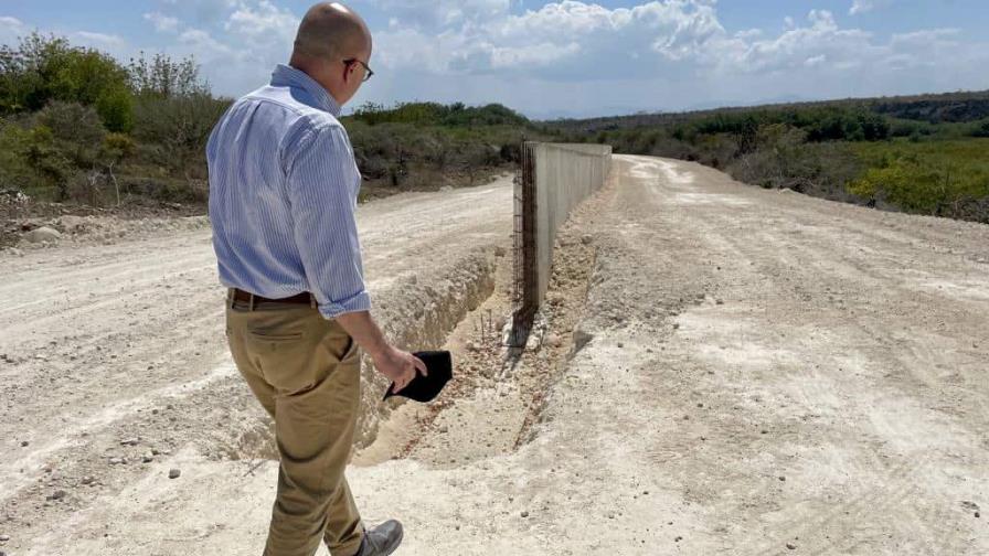 Domínguez Brito pide a Abinader declarar en emergencia los manglares de Laguna Saladilla Domínguez Brito pide a Abinader declarar en emergencia los manglares de Laguna Saladilla