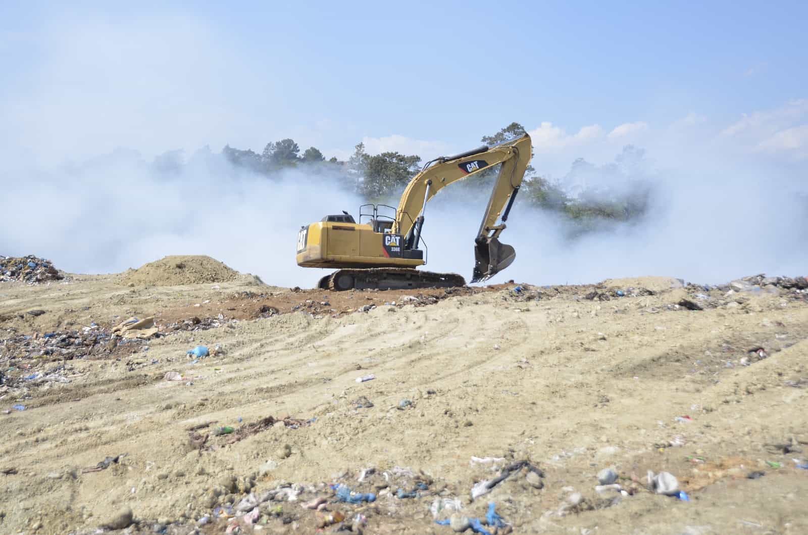 Una retroexcavadora en el vertedero de Jarabacoa, el 12 de marzo de 2023.