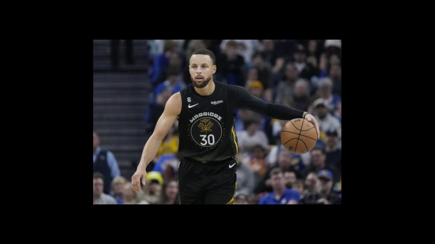 Curry y Warriors vencen a Bucks en tiempo extra, que jugaron sin Antetkounmpo