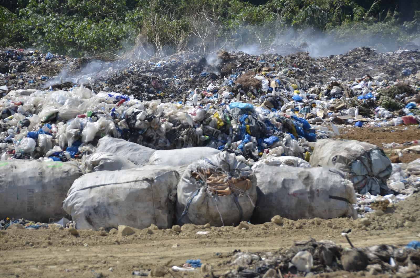 El vertedero de Jarabacoa afectado por un incendio, el 12 de marzo de 2023.