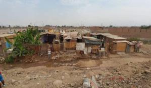 El desborde de un r&iacute;o en Lima destruye al menos 25 casas r&uacute;sticas