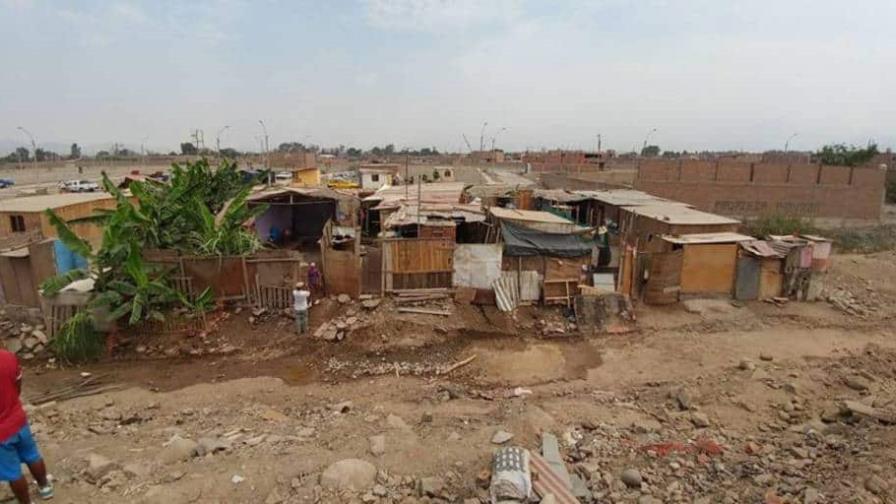 El desborde de un río en Lima destruye al menos 25 casas rústicas