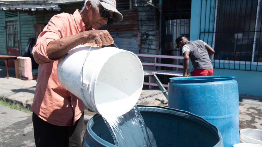 Residentes en la Capital y SDE adoptan medidas con el agua ante sequía