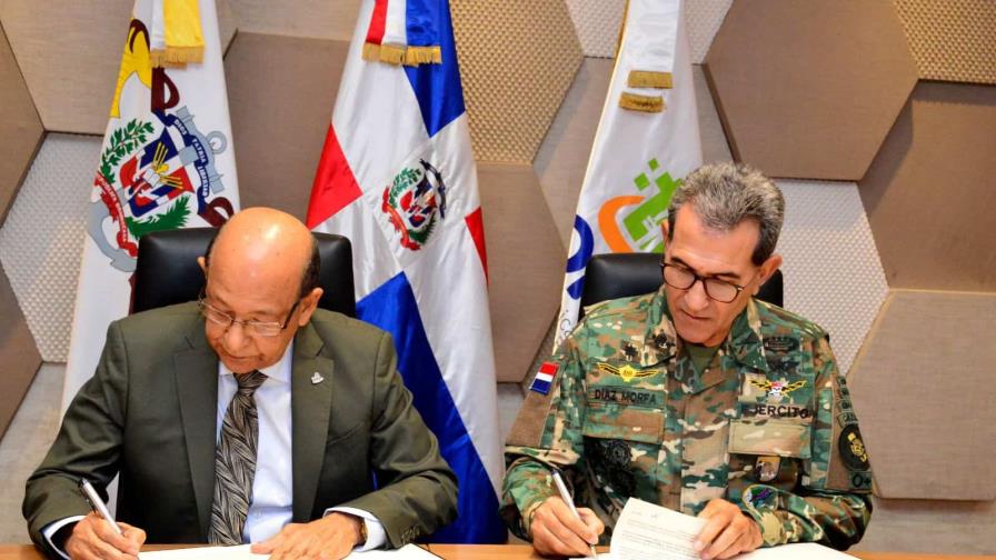 Firman convenio de protección contra accidente a miembros de Fuerzas Armadas