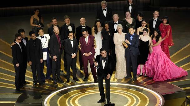 Everything Everywhere All at Once gana el Oscar a la mejor película y arrasa con otros premios