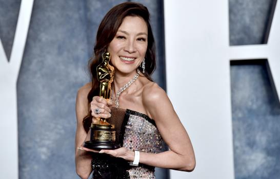 La madre de Michelle Yeoh celebra en Malasia el Óscar a su hija