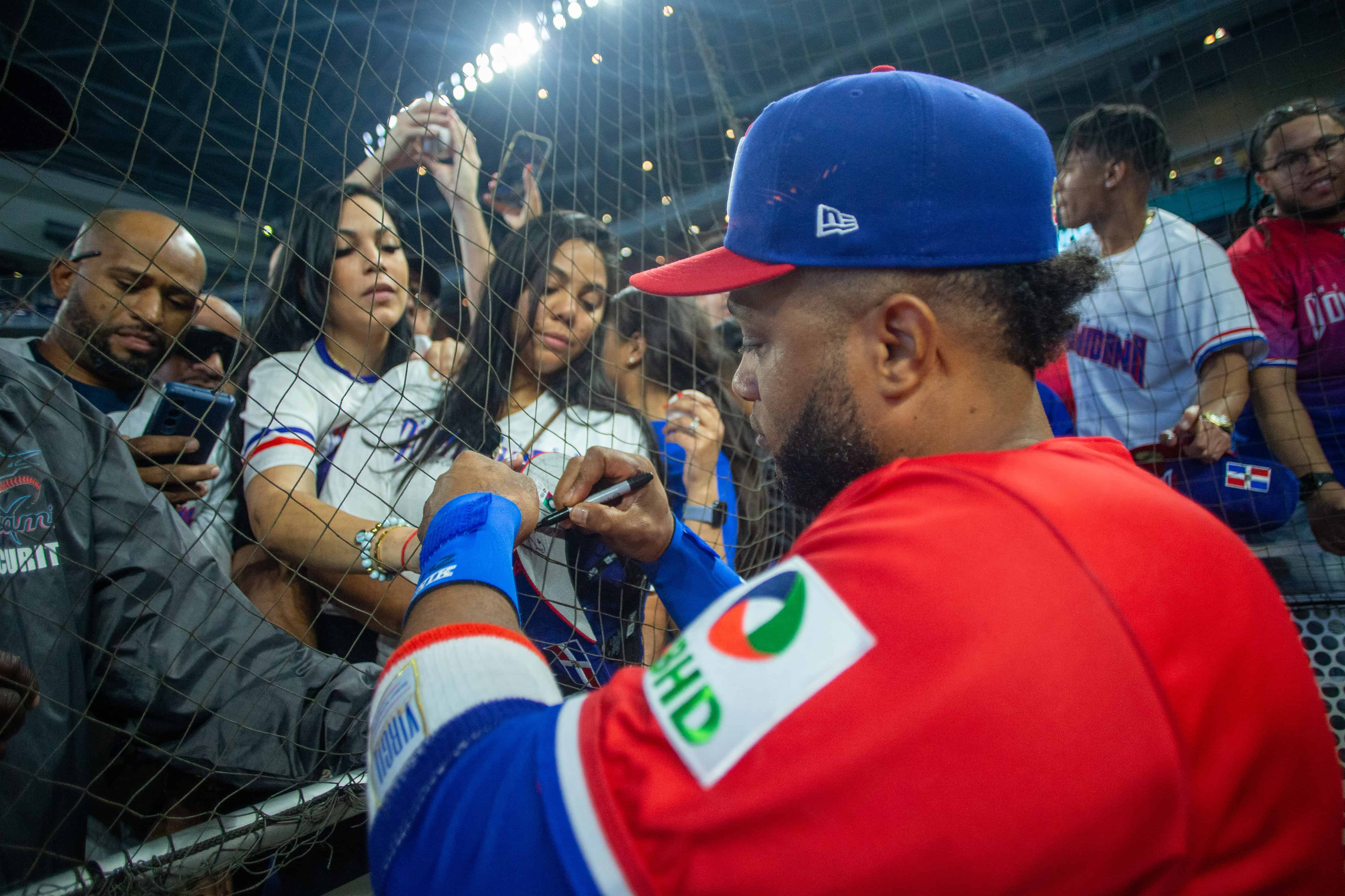 Robinson Canó complació a la fanaticada dominicana firmando autógrafos en el Loan Depot Park.