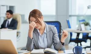 Cinco consejos para reducir el estrés laboral y mejorar tu bienestar