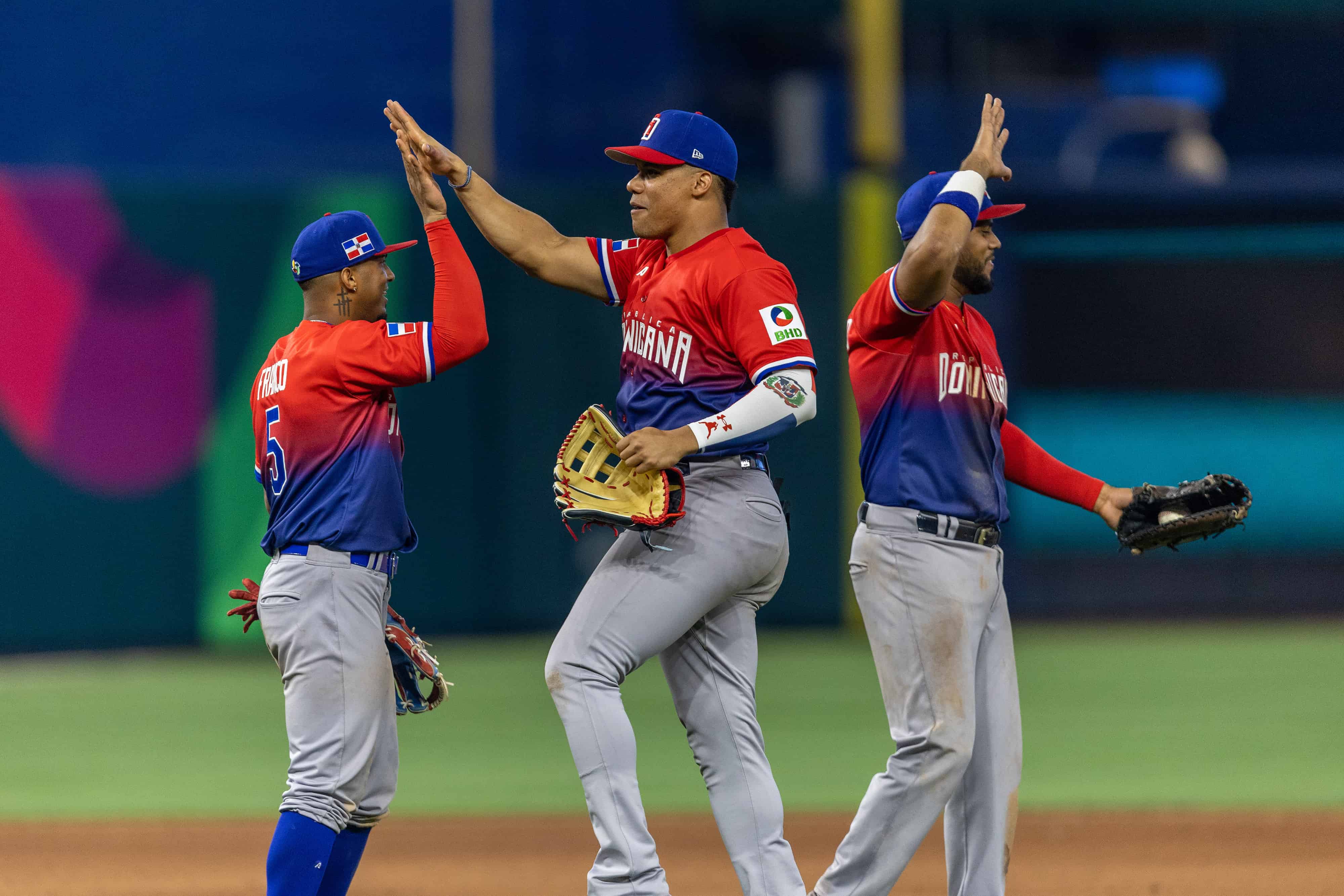 Juan Soto celebra el primer triunfo de Dominicana en el Clásico Mundial de Béisbol.