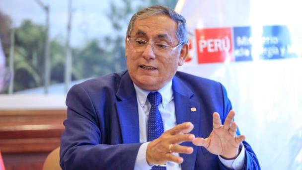 Manifestantes atacan a miembros del Gobierno en dos regiones de Perú