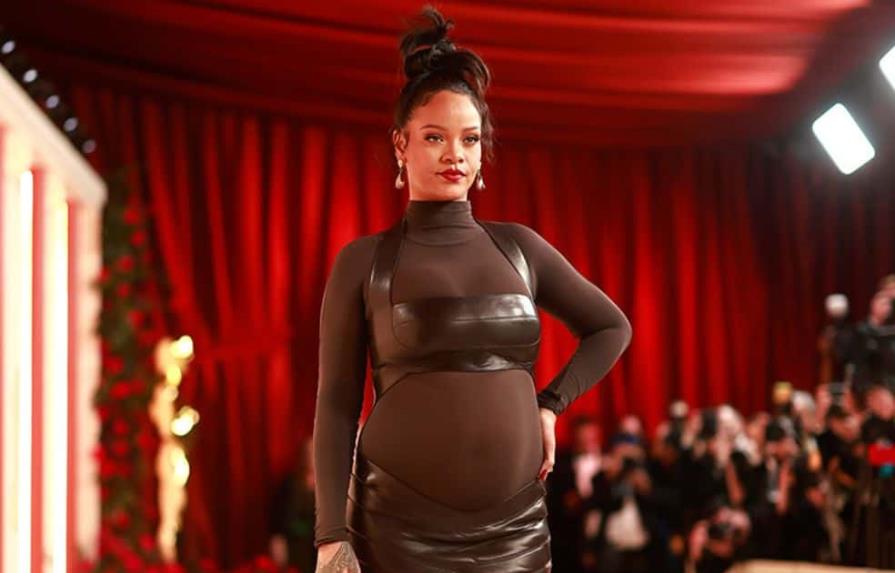Rihanna se roba la atención (presumiendo embarazo) en los premios Oscar