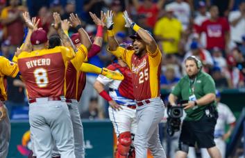 En fotos: Venezuela machacó a Puerto Rico y se pone cómodo en el Clásico Mundial de Béisbol