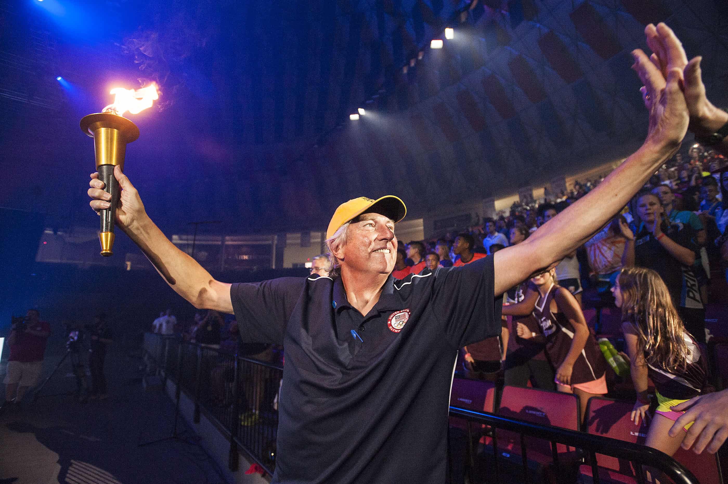 El atleta olímpico Dick Fosbury saluda a los fanáticos mientras lleva la antorcha para dar inicio a los Juegos de la Commonwealth en el Vines Center el viernes 22 de julio de 2016 en Lynchburg, Virginia. Fosbury, el saltador desgarbado que renovó por completo la disciplina técnica del salto de altura y ganó medalla de oro con su Fosbury Flop, murió después de una recurrencia con linfoma. Fosbury murió el domingo 12 de marzo de 2023, según su publicista, Ray Schulte. Tenía 76 años.