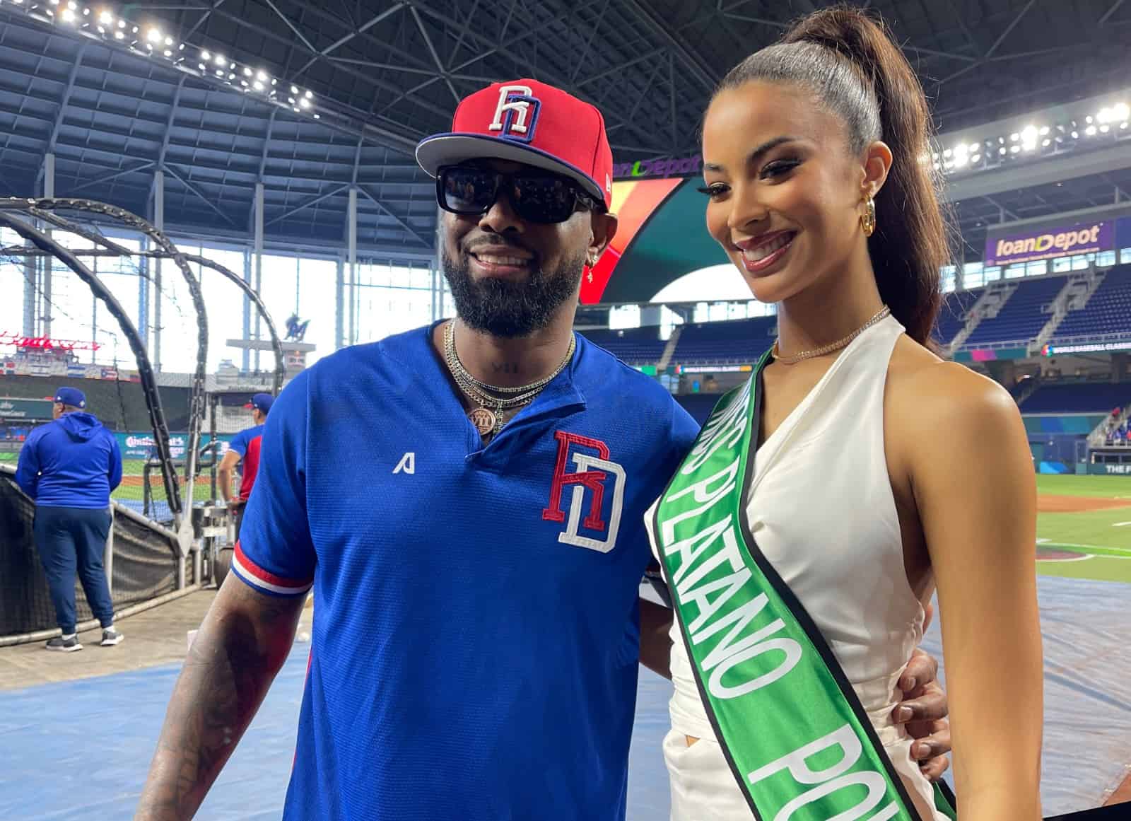 Andreína Martínez junto a uno de los jugadores dominicanos.