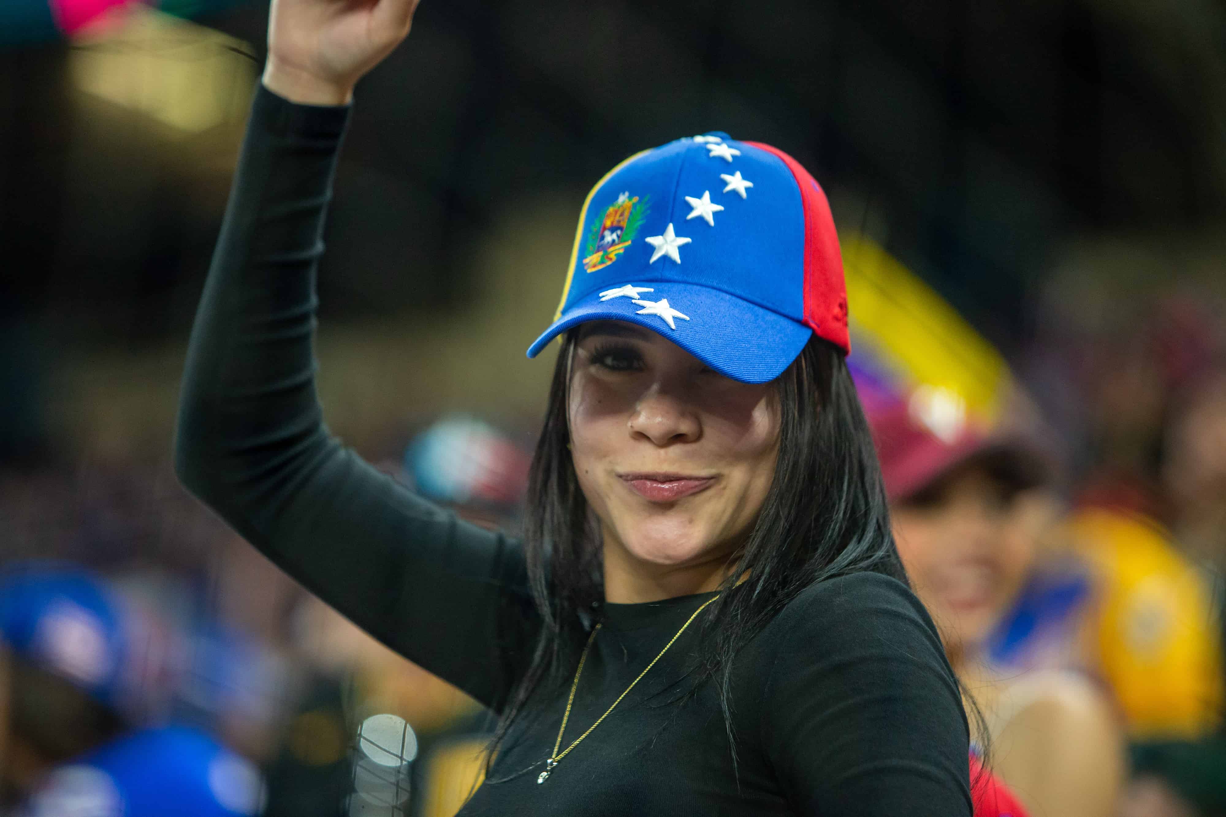 La fanaticada venezolana disfrutó una buena noche de béisbol en el Loan Depot Park de Miami.