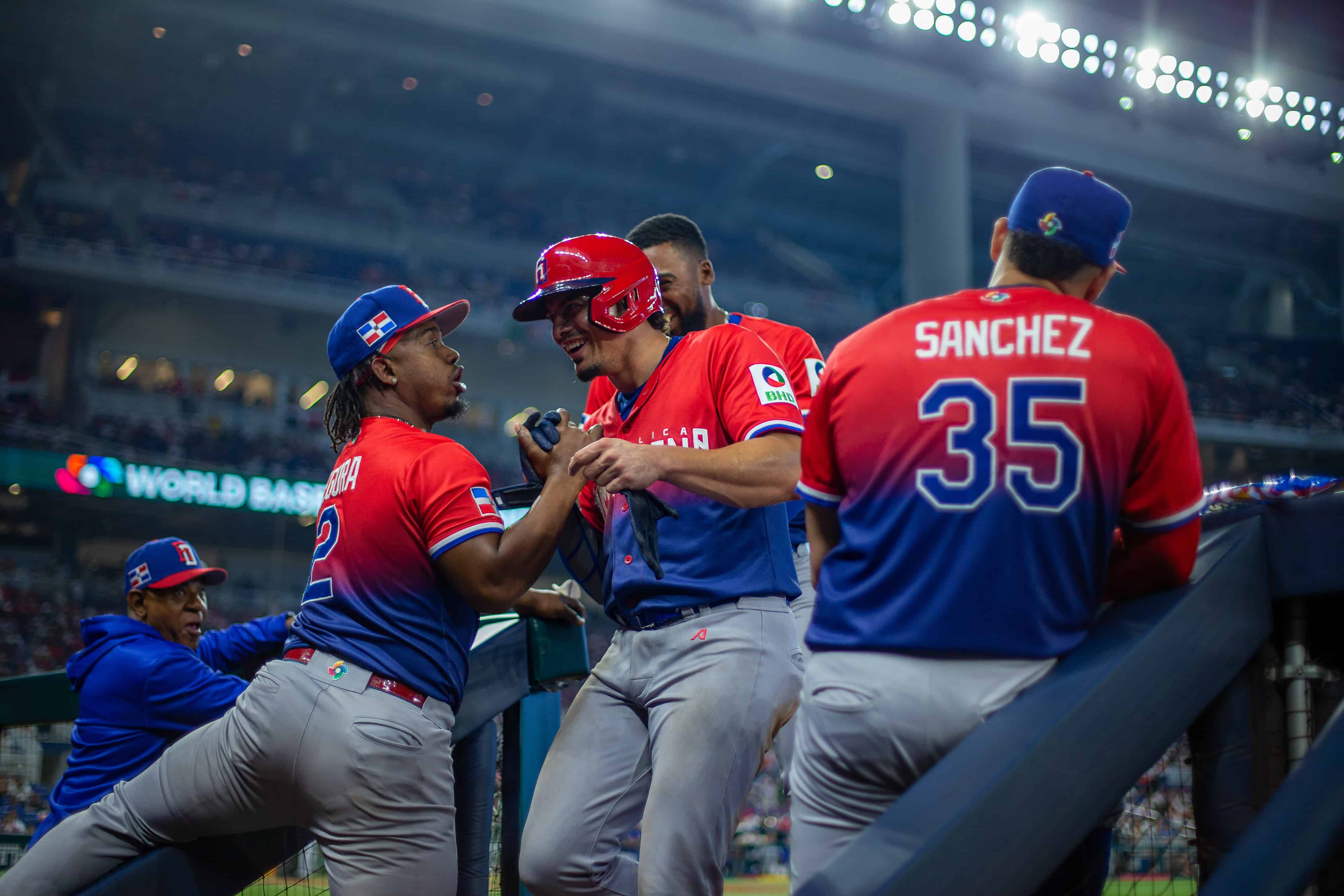 Willy Adames y Jean Segura bromean durante el compromiso en el que República Dominicana consiguió su primer triunfo en el Clásico Mundial de Béisbol.