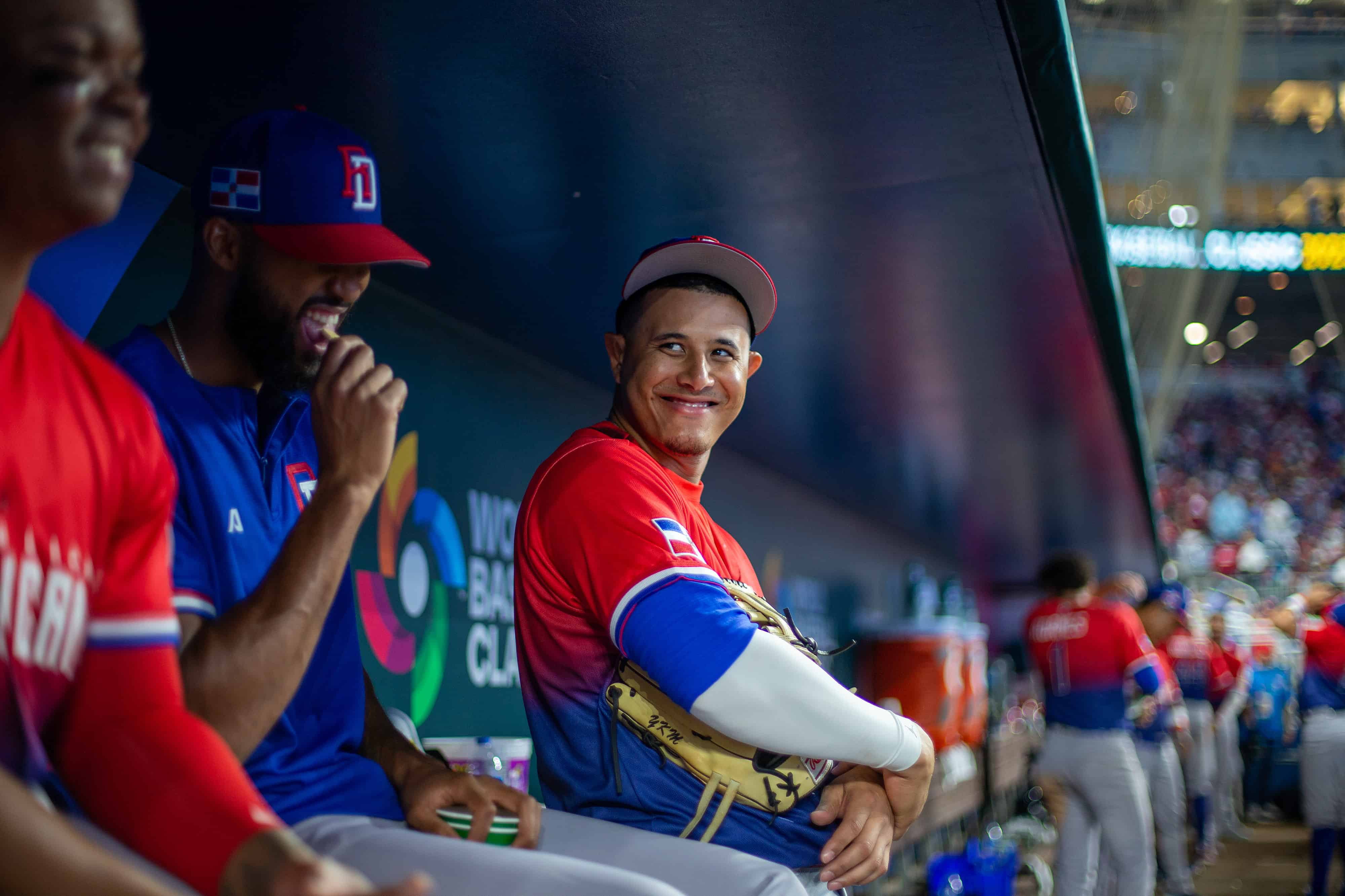 Manny Machado sonríe mientras en el dogout dominicano mientras disfruta del marcador.
