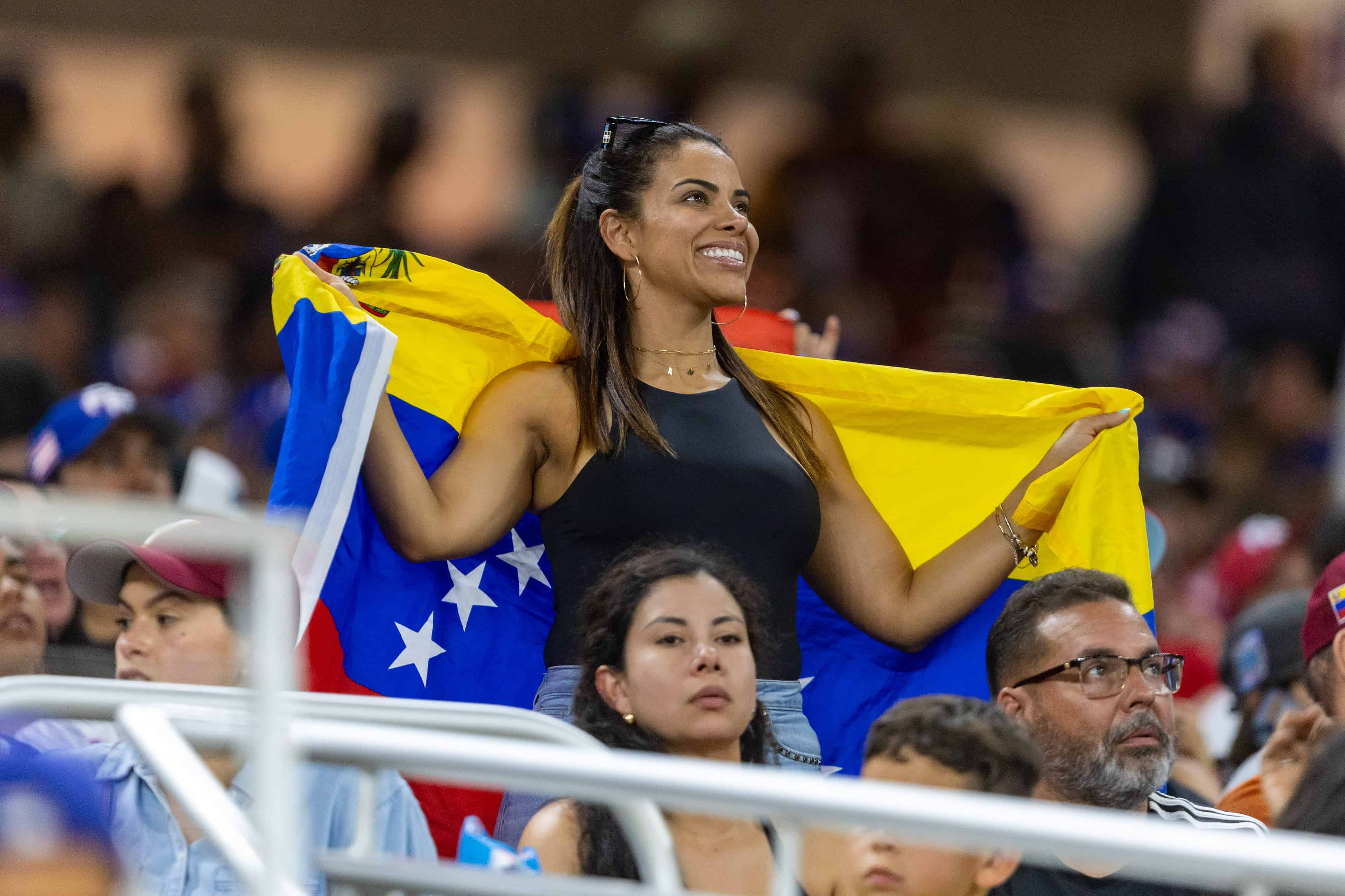 Una fanática venezolana engalana la tribuna del Loan Depot Park mientras su equipo daba cuenta de Puerto Rico.