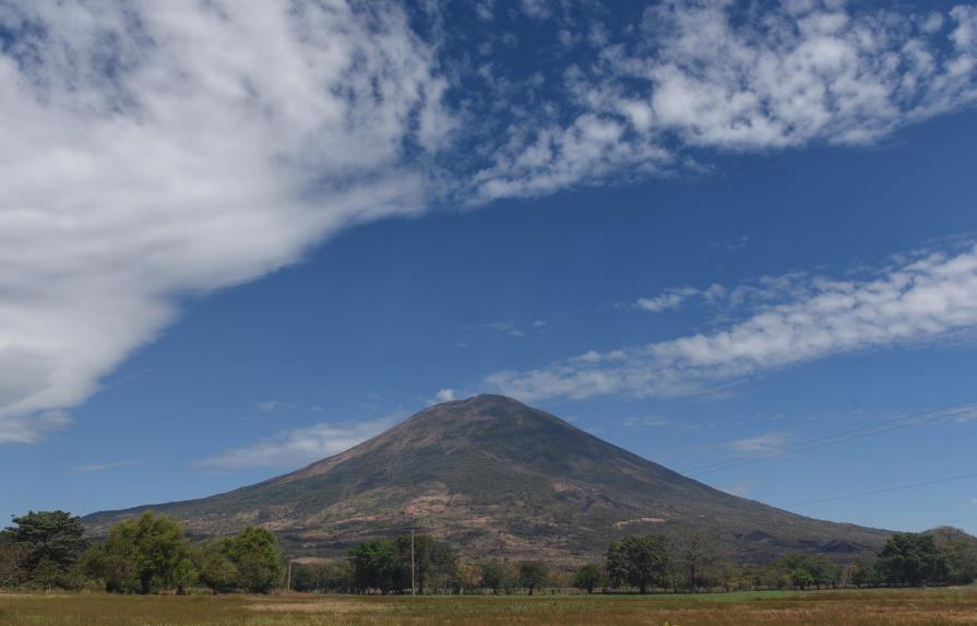 Registran 12 emanaciones de gases de volcán Chaparrastique en El Salvador