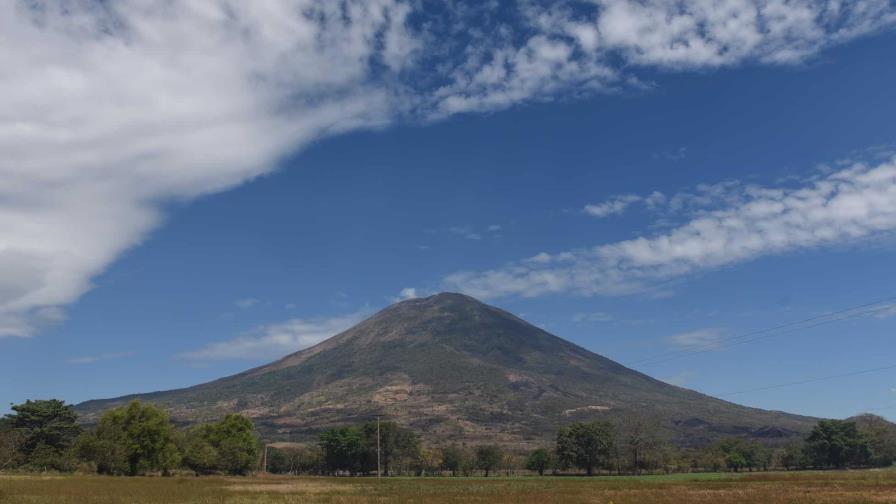 Registran 12 emanaciones de gases de volcán Chaparrastique en El Salvador