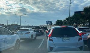 Extenso taponamiento en autopista las Américas