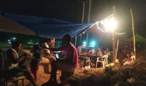 Desalojados de la Ecológica con un techo común: lonas donde duermen y cocinan