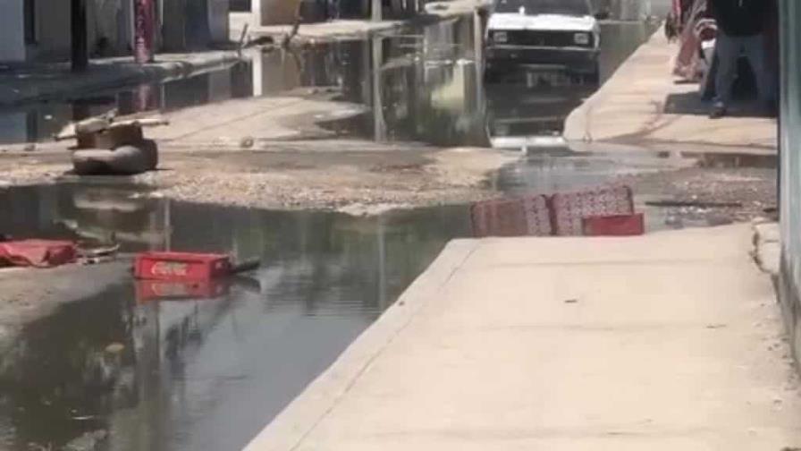 Anuncian trabajos en calle de San Pedro de Macorís afectada por aguas residuales