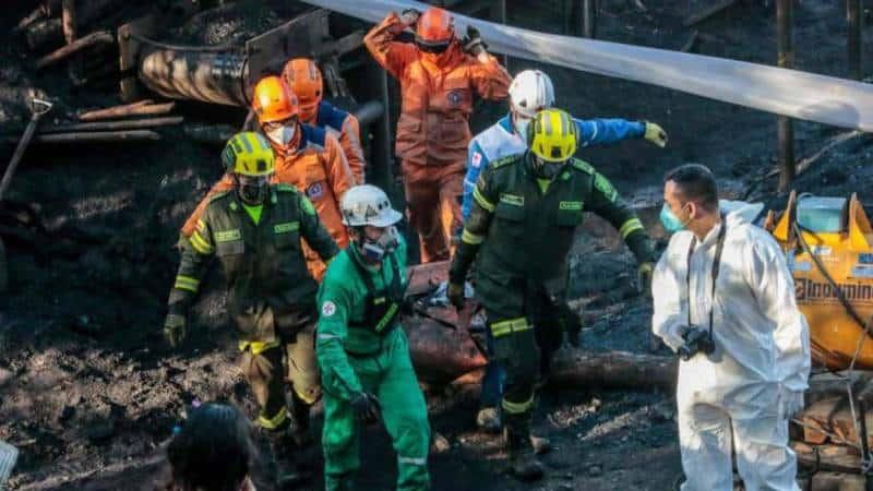 Sube a once los muertos por la explosión de una mina en Colombia