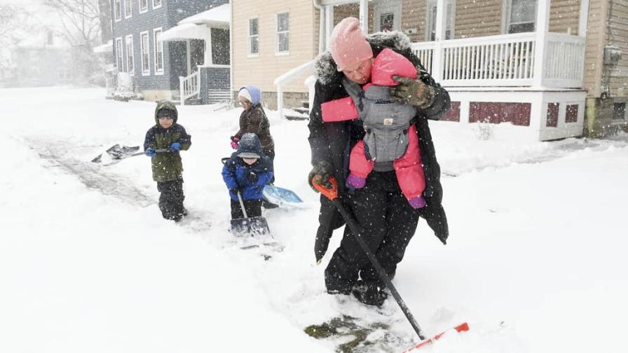 El norte de Nueva York se recupera de la tormenta invernal y enfrenta apagones