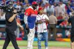 Con camiseta mitad RD y mitad boricua, Ozuna lanza primera bola en juego Dominicana y PR Con camiseta mitad RD y mitad boricua, Ozuna lanza primera bola en juego Dominicana y PR