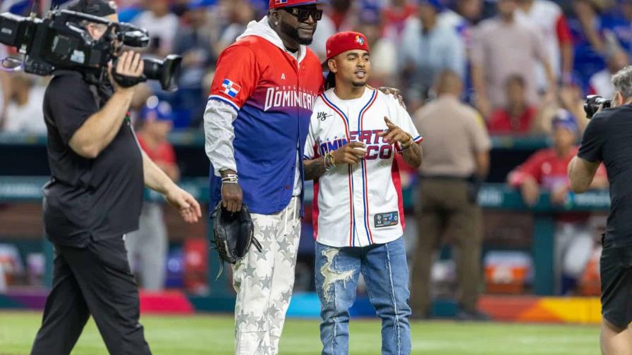 Con camiseta mitad RD y mitad boricua, Ozuna lanza primera bola en juego Dominicana y PR Con camiseta mitad RD y mitad boricua, Ozuna lanza primera bola en juego Dominicana y PR