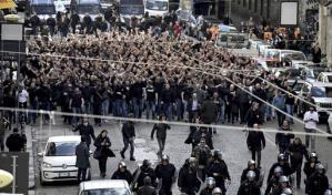 Hinchas de Frankfurt chocan con policía en Nápoles previo a un patido ante Napoli