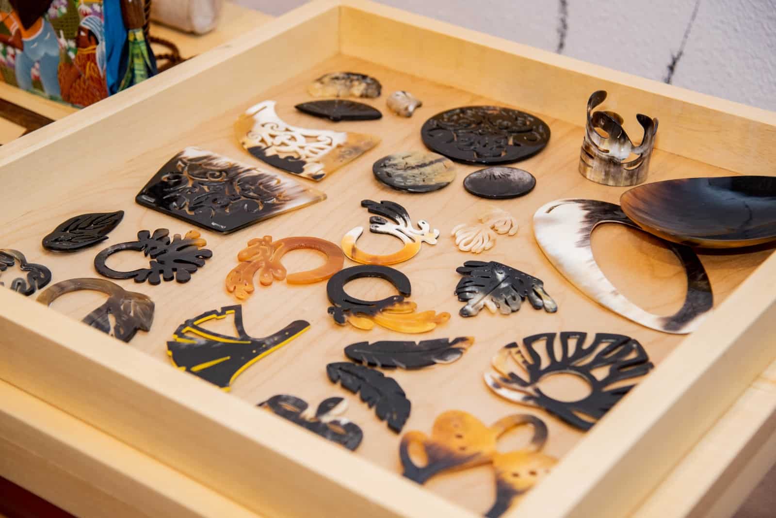 Carteras, figuras artesanales y de arte complementaron la la colección de moda.