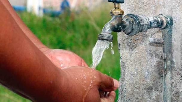 Hay millones de personas sin agua potable. La ONU acusa a las embotelladoras