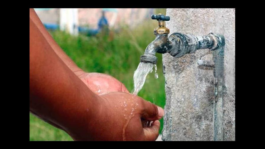 Hay millones de personas sin agua potable. La ONU acusa a las embotelladoras