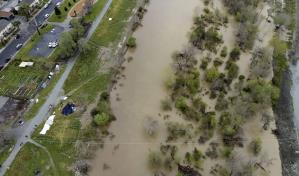 Preocupan las inundaciones en campos de fresas de California