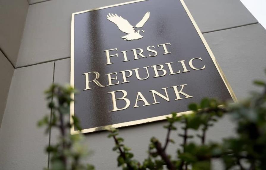 Las acciones del banco estadounidense First Republic caen casi un 30 %