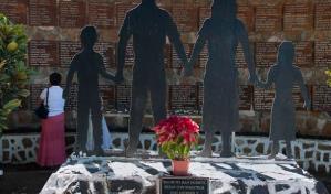 Sepultan restos de v&iacute;ctimas de masacre salvadore&ntilde;a, una de ellas embarazada