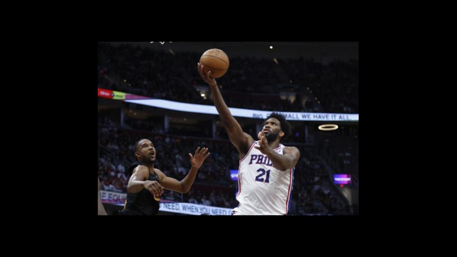 76ers se imponen a Cavaliers con 36 puntos de Embiid