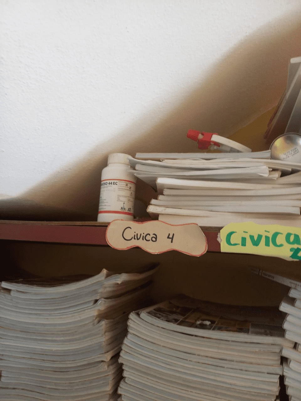 El veneno fue colocado en el area de la biblioteca del centro educativo. 