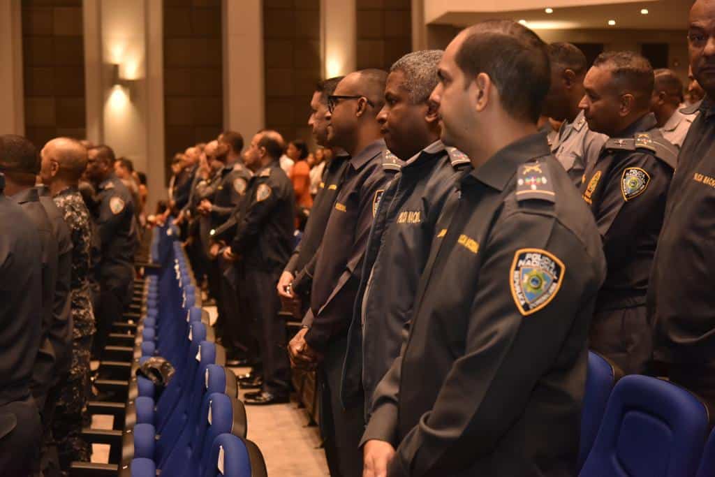 Agentes durante la misa. 