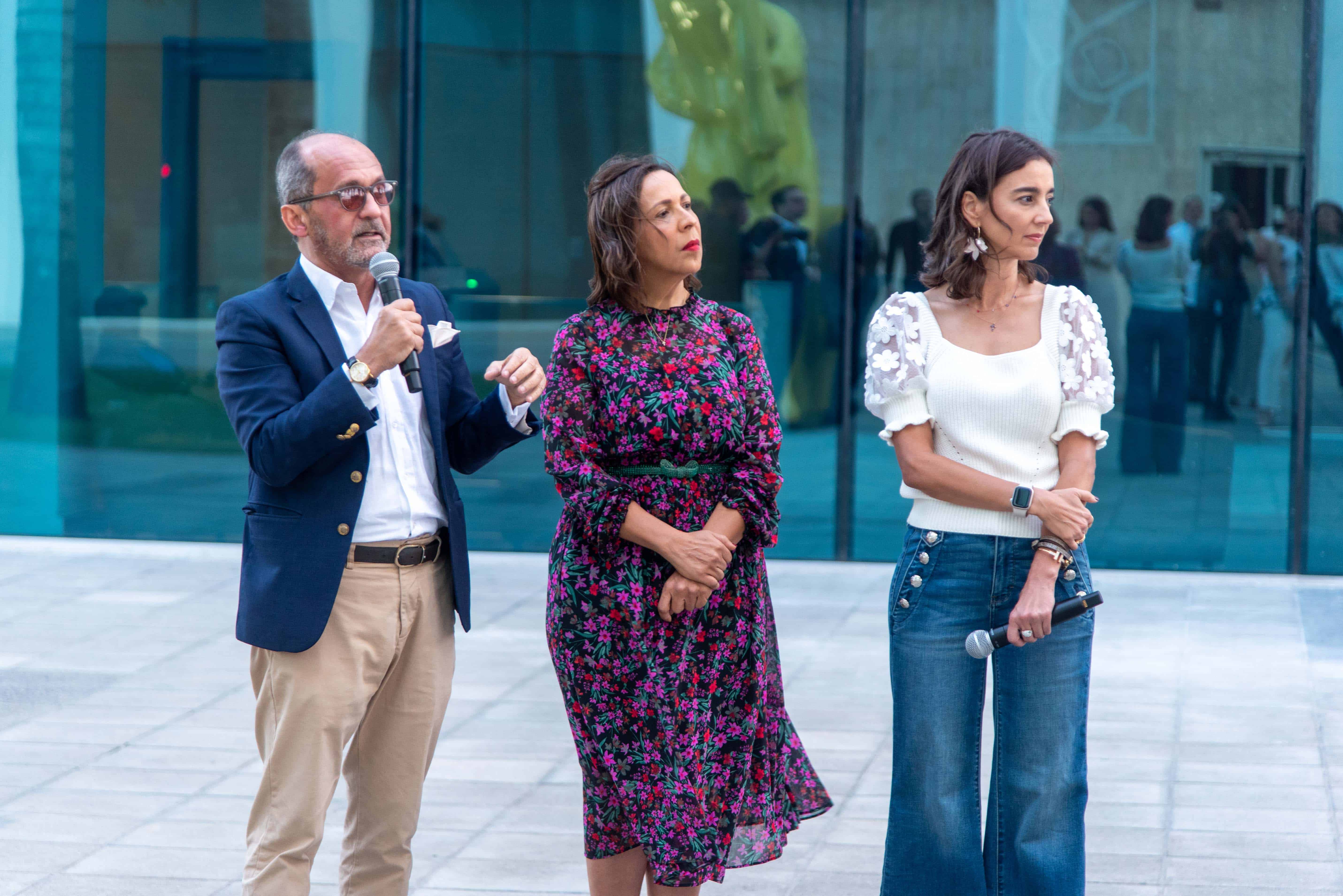 Momento en el que los curadores explicaban al público los detalles de las obras.