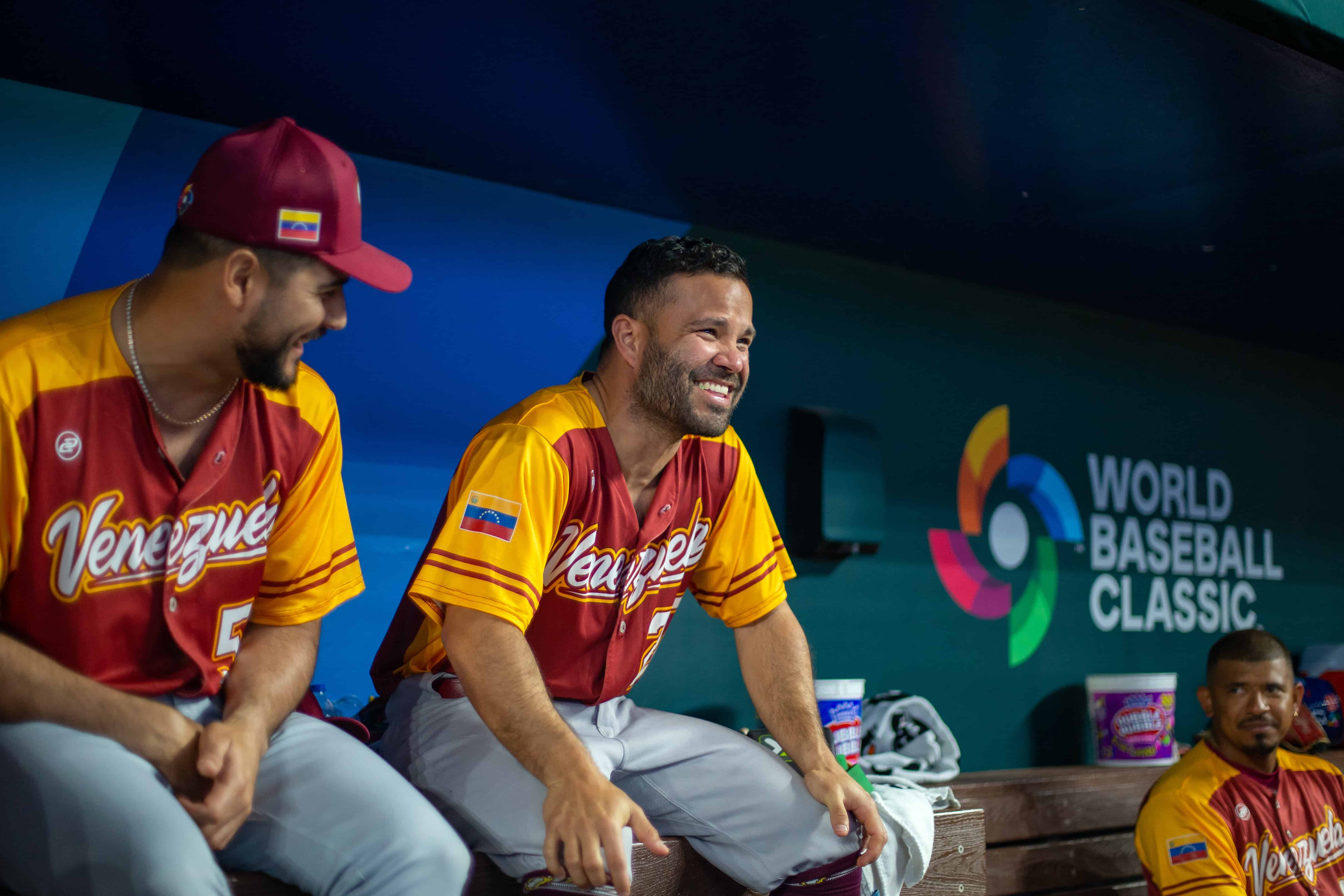 José Altuve sonríe en la banca venezolana durante el compromiso ante Israel en el Clásico Mundial de Béisbol.