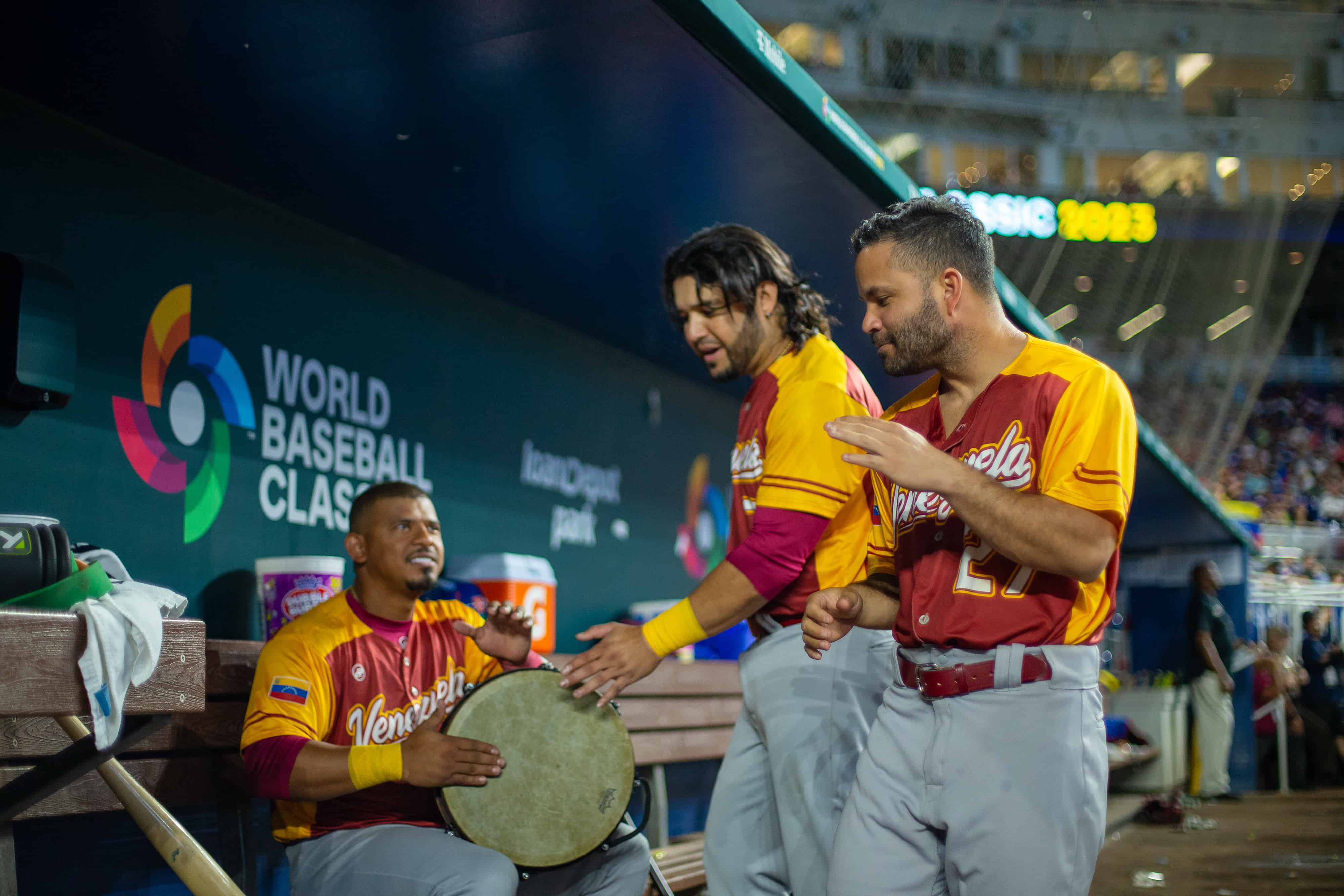 A ritmo de tambor Venezuela celebró su cuarta victoria al hilo en el Clásico Mundial de Béisbol.
