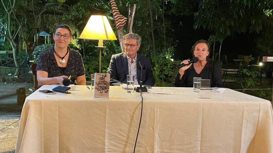 Celebran conversatorio sobre los libros de la escritora francesa Catherine Bardon